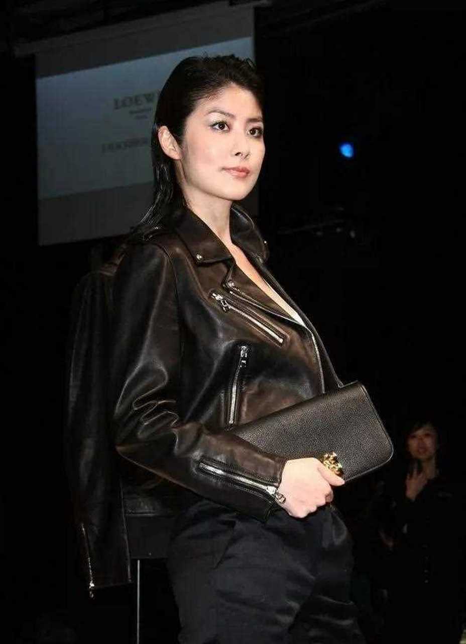 陈慧琳还这么开放,敞开穿的皮衣搭内衣,气场真高级