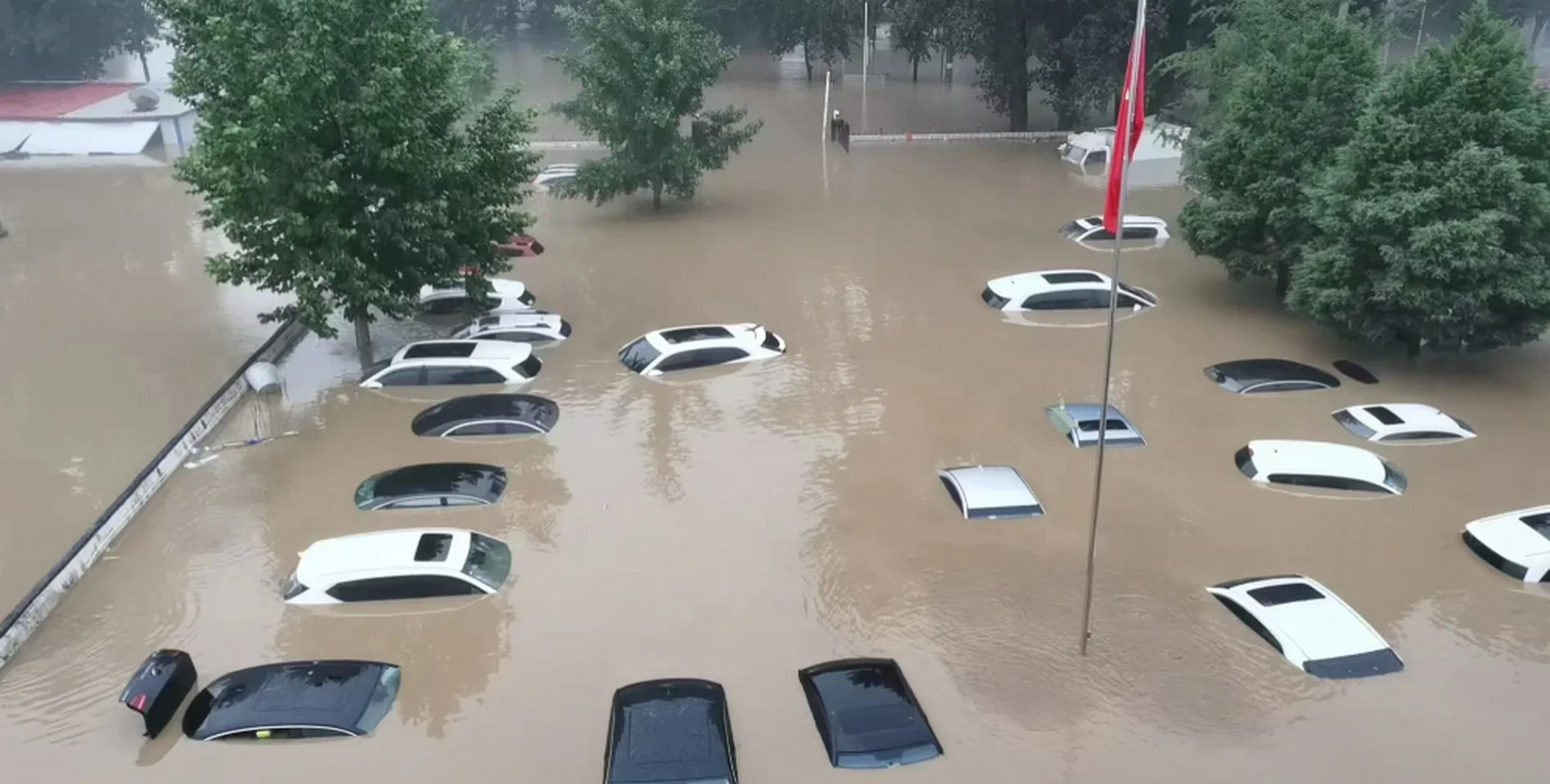 部分地区现严重内涝】 据中国天气消息称,7月29日起,河北涿州遭遇持续