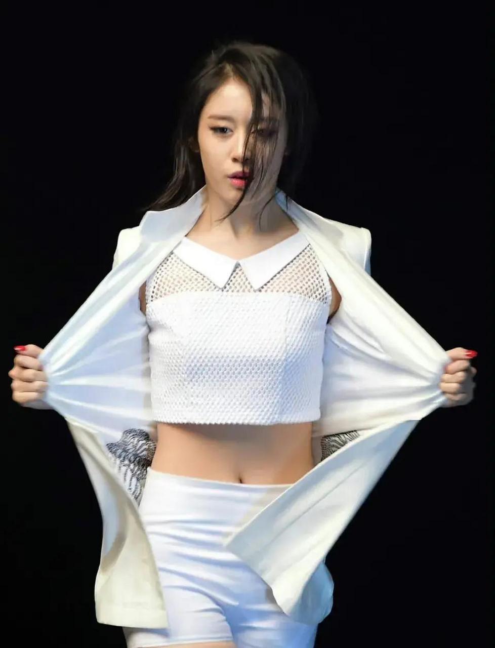 朴智妍一分一秒歌曲热舞,一身白西装,白丝袜挑动全场欢呼声!