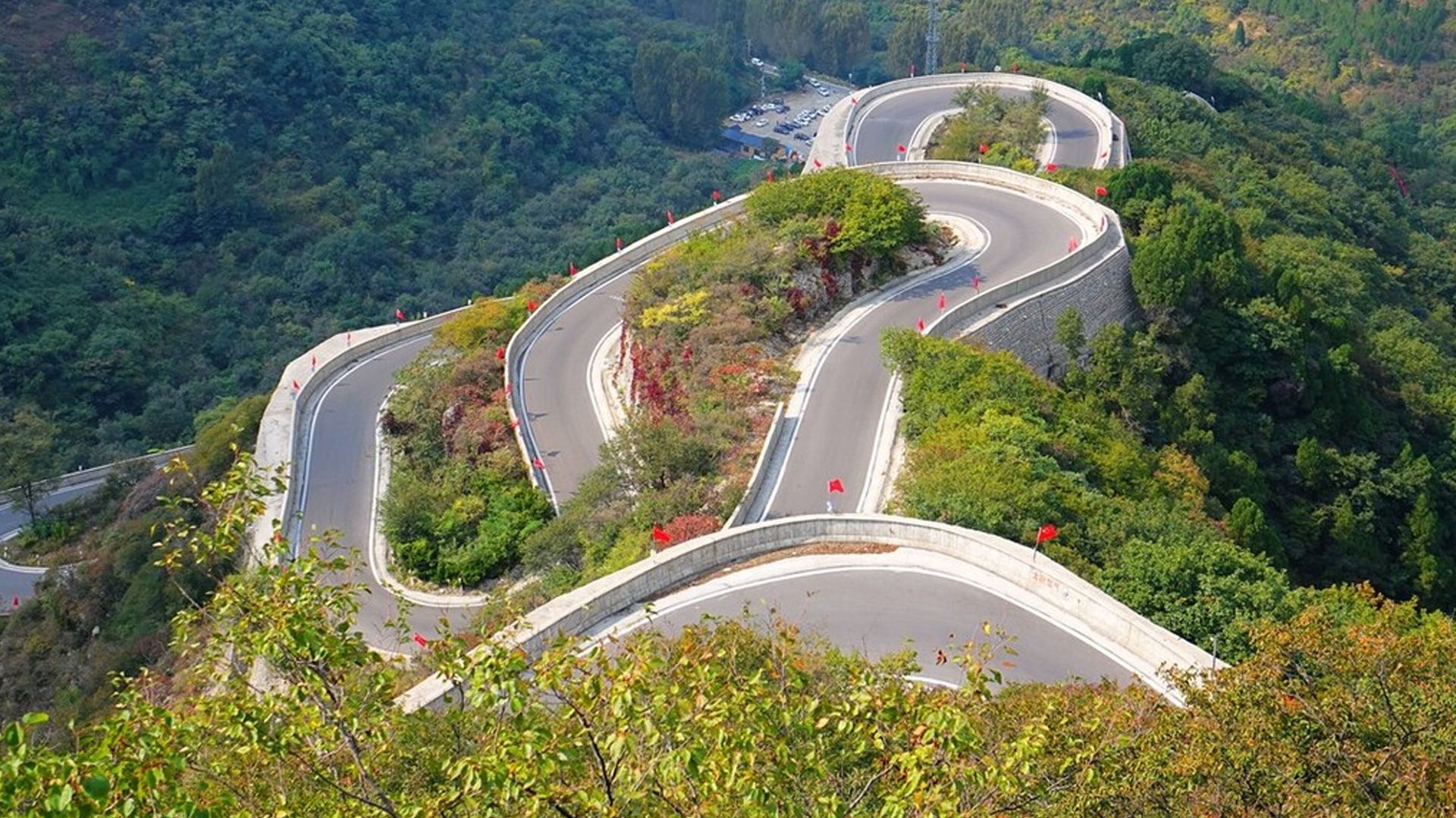 山东仰山九龙盘公路宛如巨龙起舞,公路循山盘旋,蜿蜒回环十二折,直上
