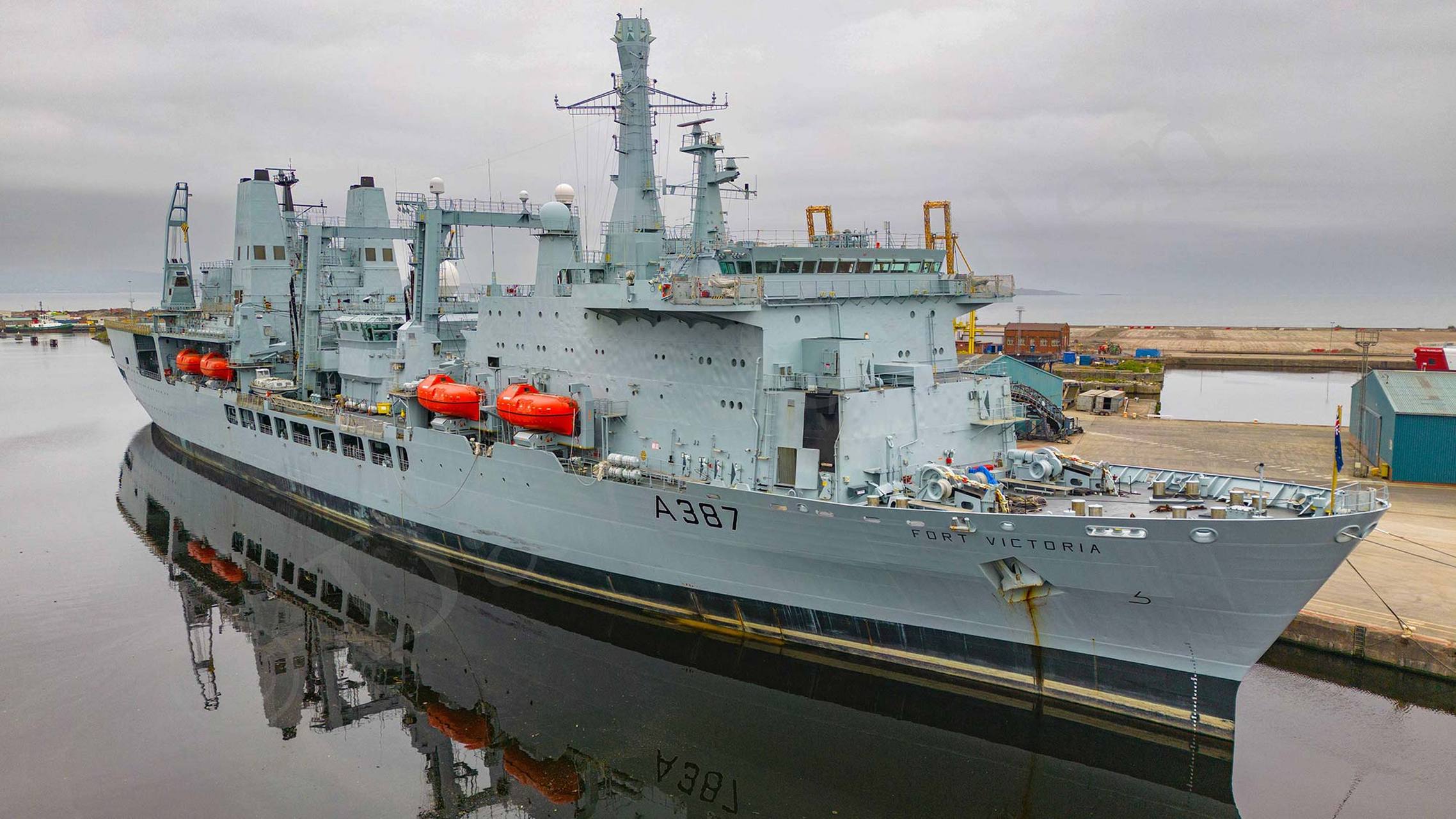 英国皇家海军补给舰英维罗利亚堡号(rfa fort victoria)停泊在利斯港