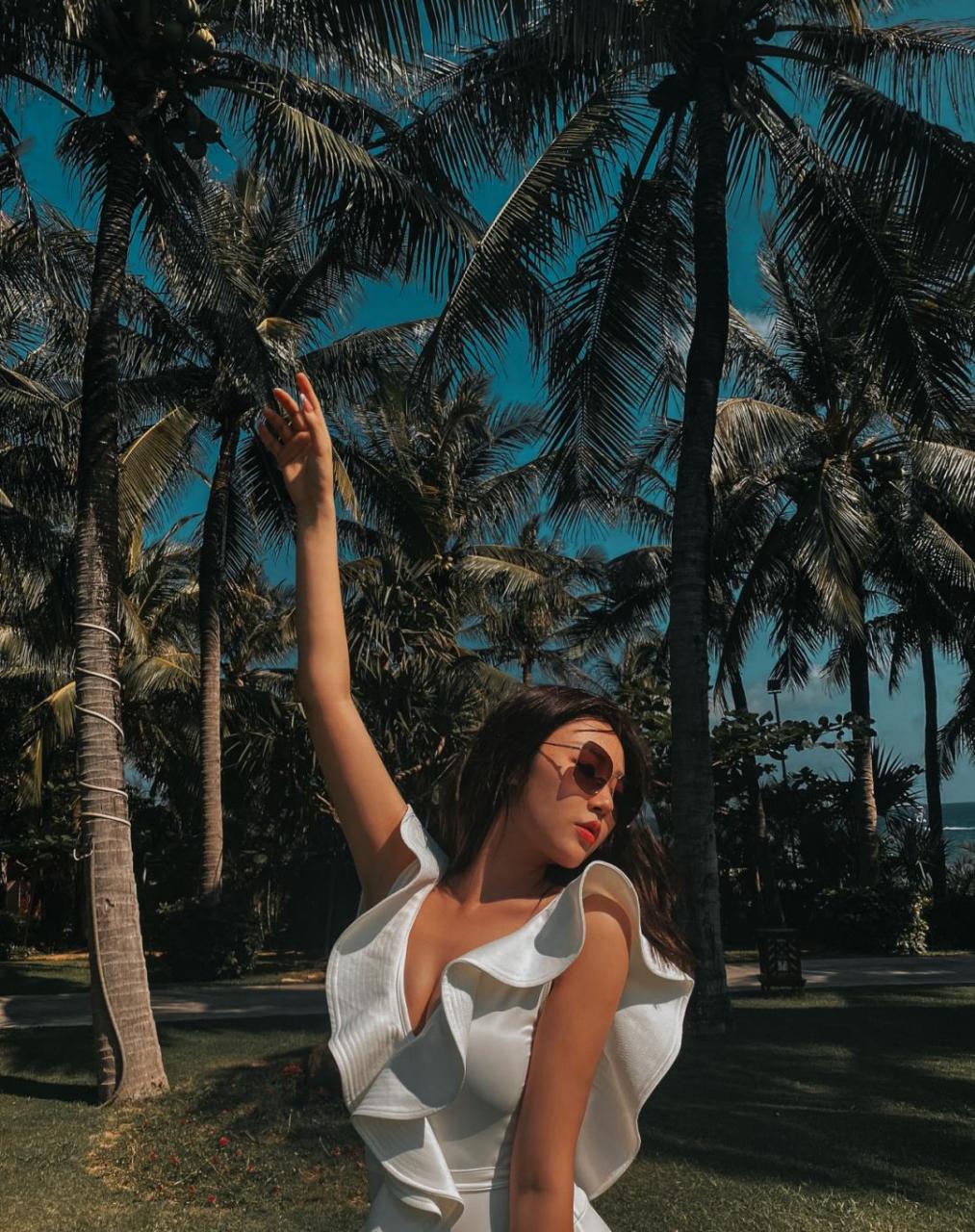 椰林里的黑妹荷叶边白色泳衣健美又俏皮