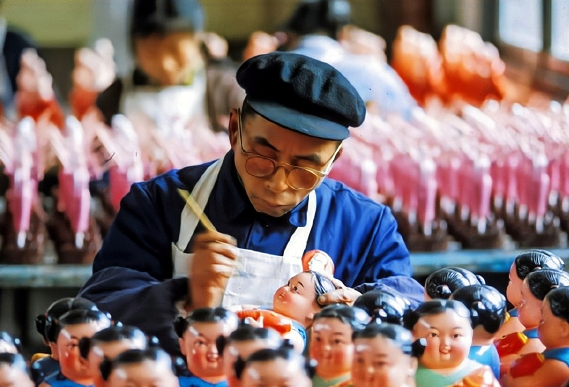 一九七二年,江苏无锡惠山泥人厂里的工匠师傅们正认真细致地制作泥人.