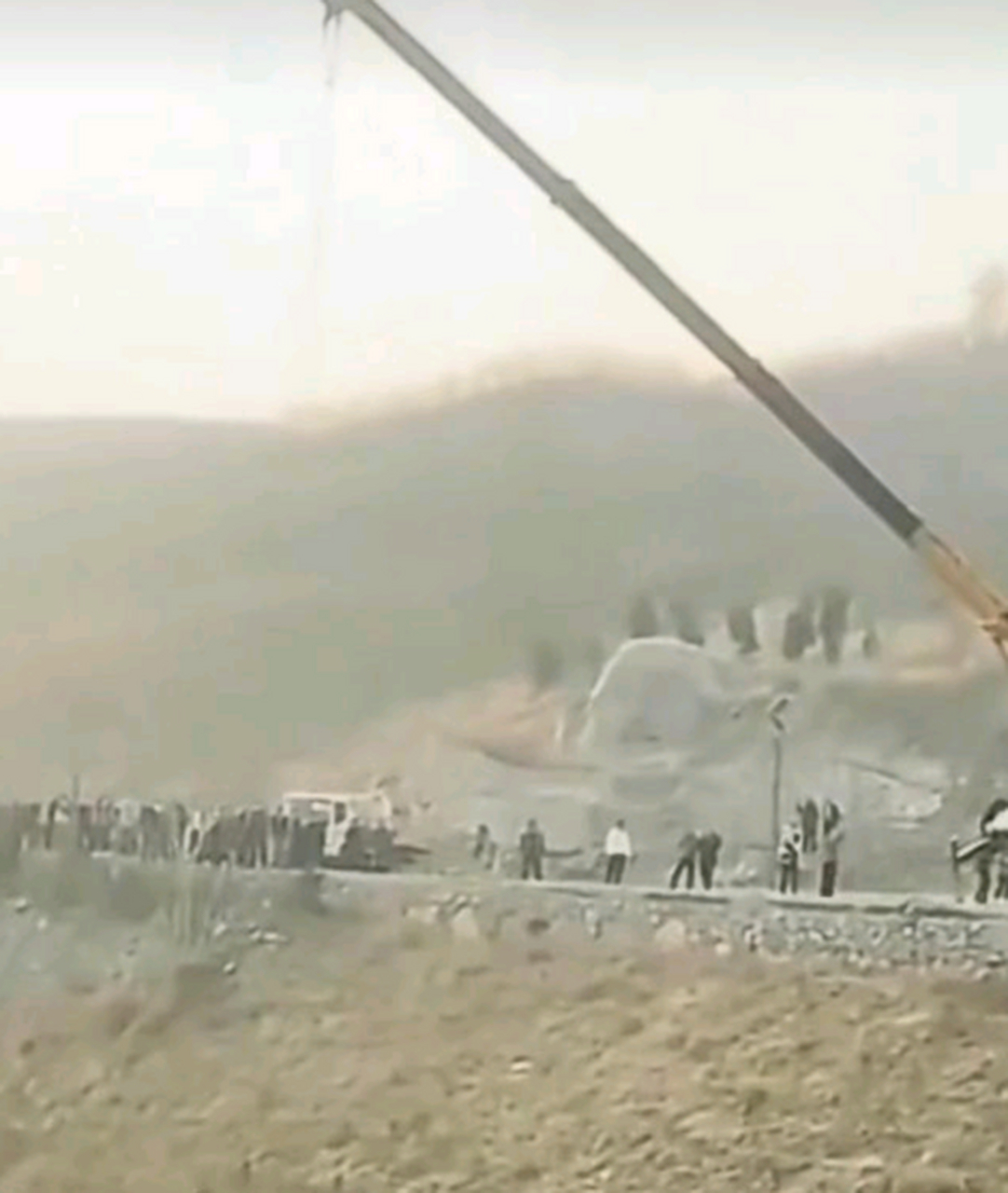 师傅默默的打电话摇人了