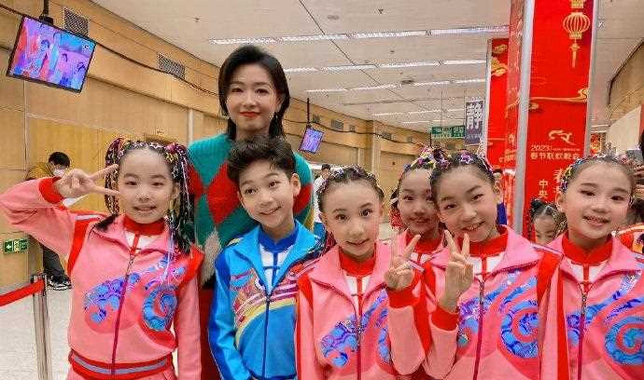 万茜在私底下也是一个孩子王,而且特别的亲民,她的素颜照确实是超漂亮