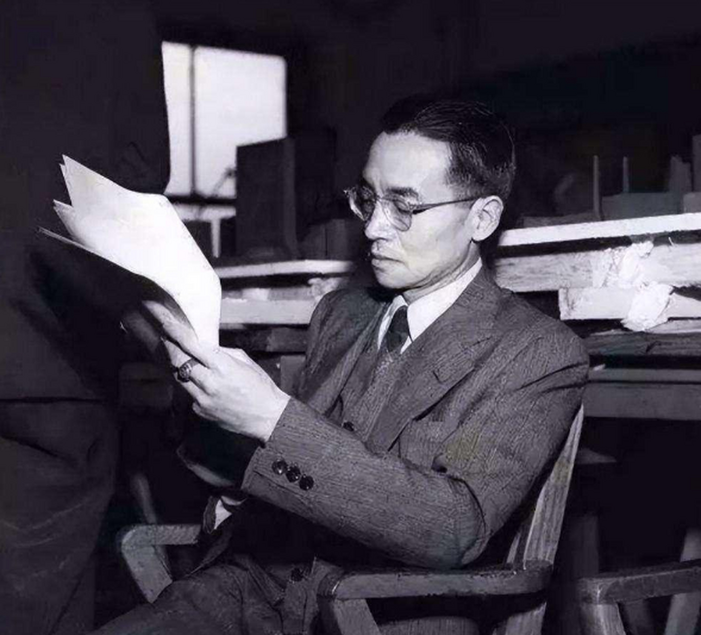 1933年,周有光给女友张允和写信,道出自己身为一个穷小子,无法给她