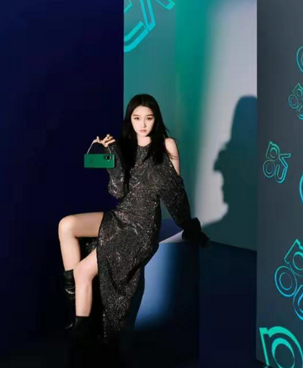 关晓彤吊带皮裙性感妩媚 露出纤细长腿超吸睛