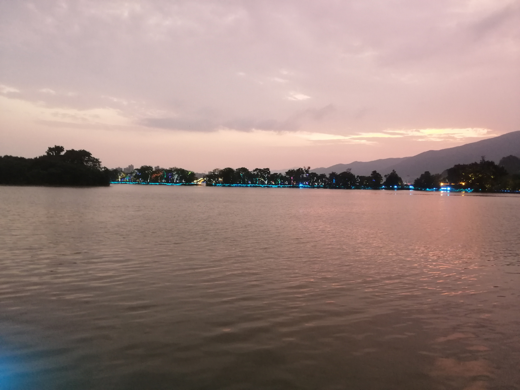 肇庆市旅游最值得去的是七星湖东门夜景 #旅游# #肇庆# #肇庆七星岩