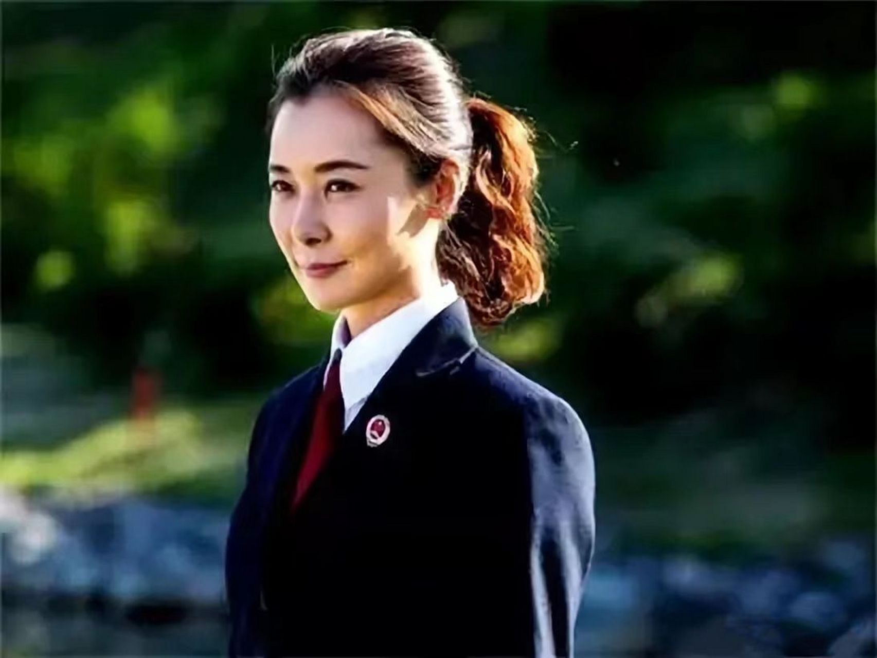 她叫柯蓝,五官端正,气质非凡,是开国上将钟期光的孙女,原名为钟好好.