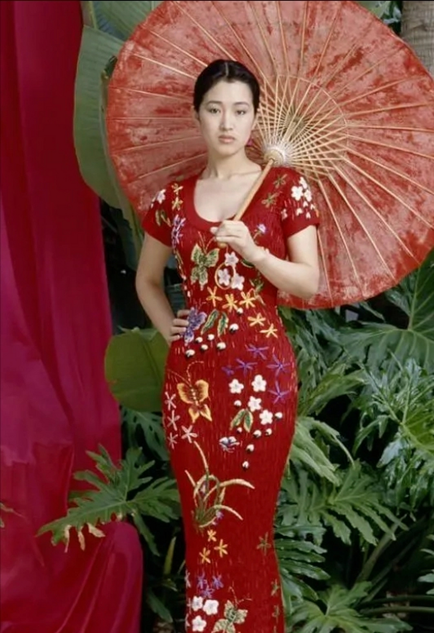 巩俐年轻时一身红裙,好身材显露无疑.