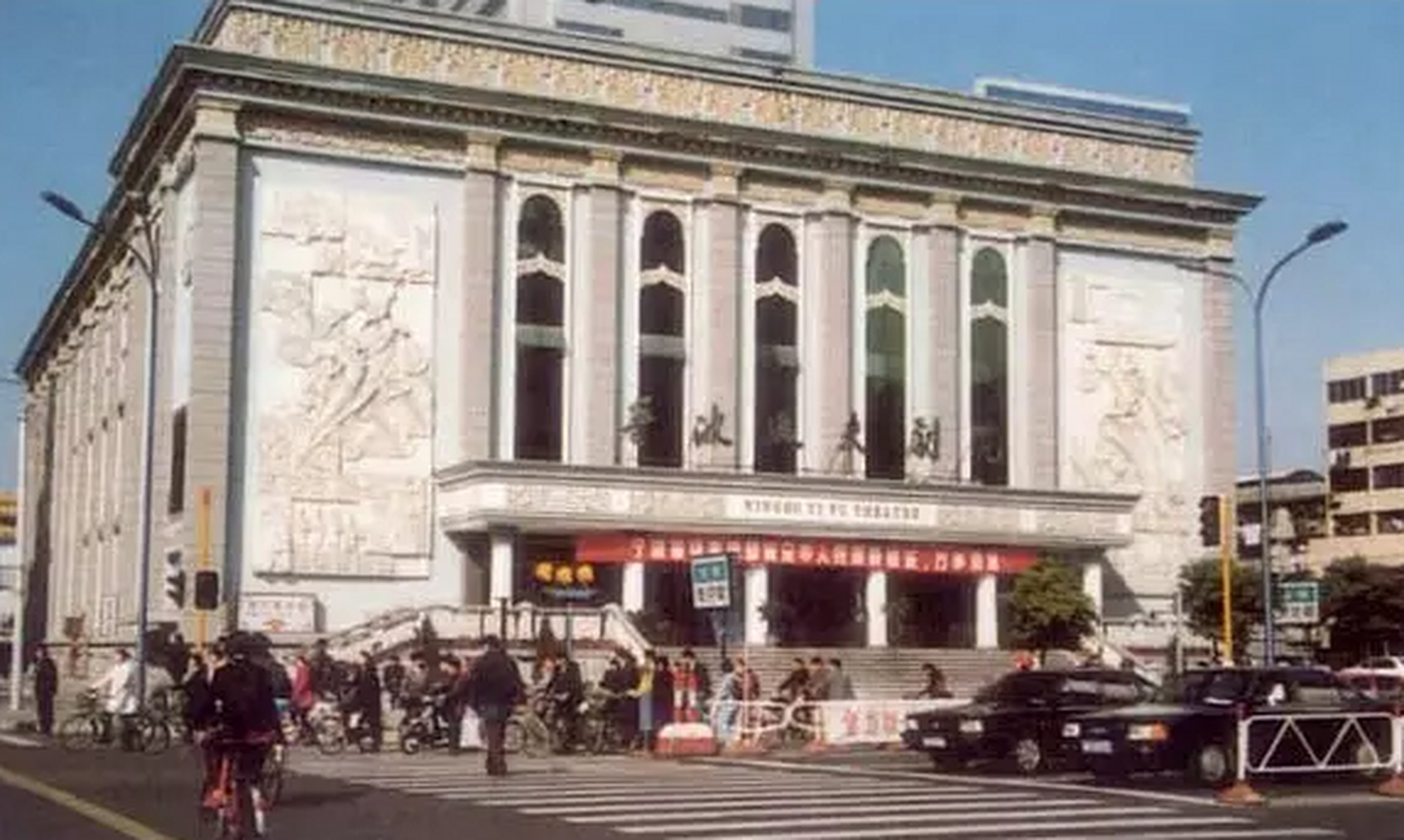 上世纪90年代,宁波的逸夫剧院,无数宁波人在这里留下过美好的观影记忆