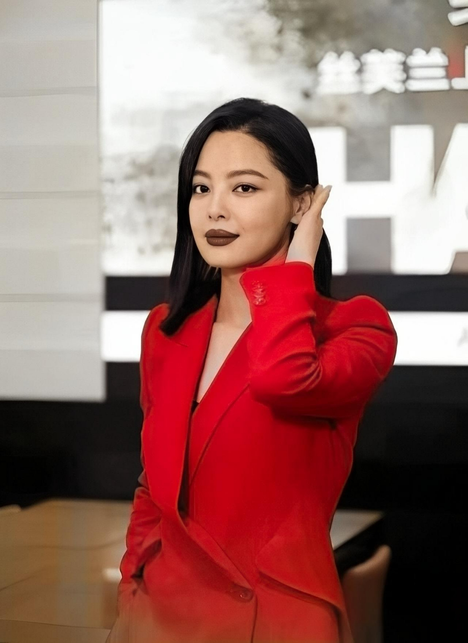 她的气质真是出众.  辛芷蕾非常苗条.