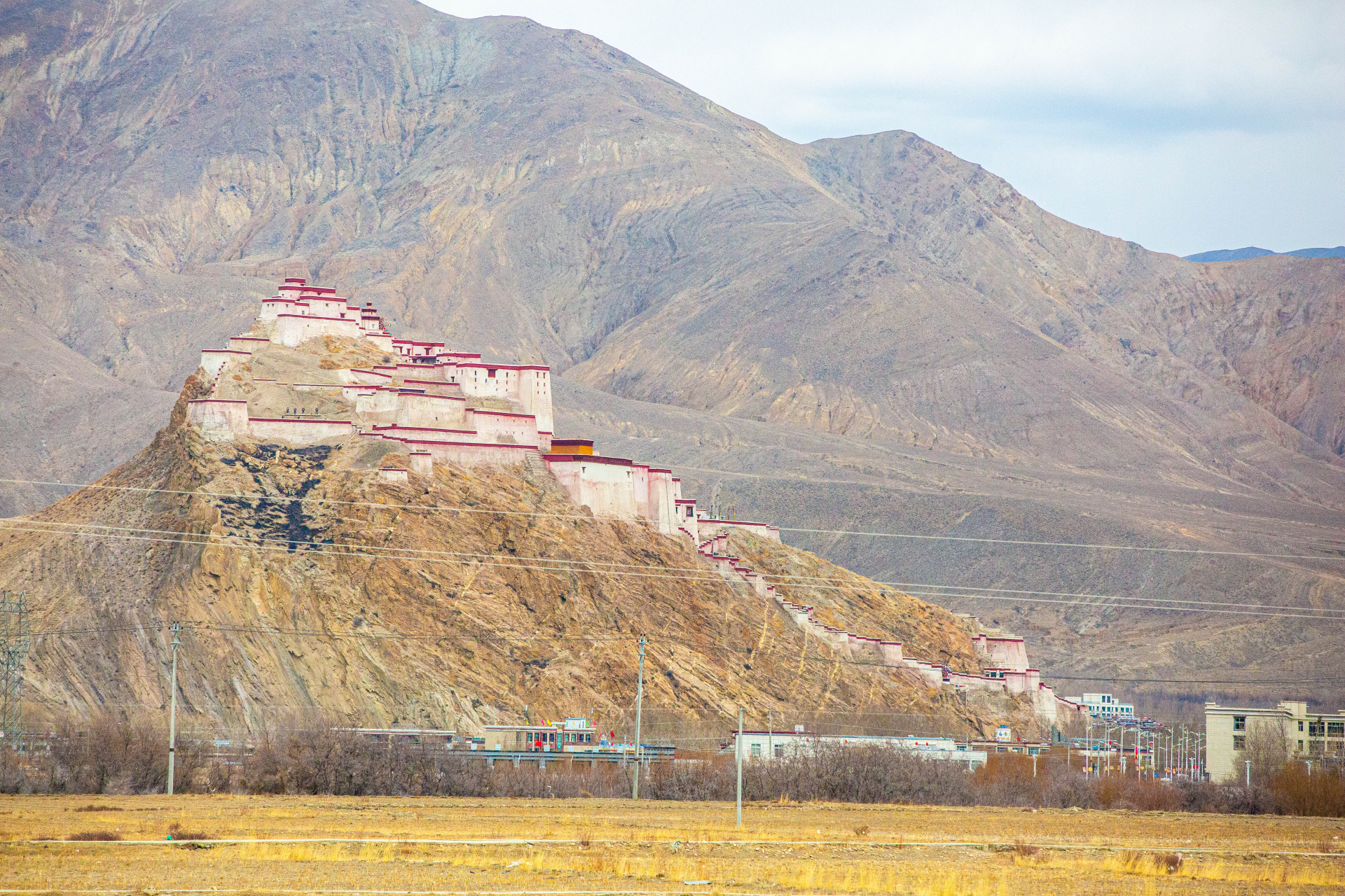 在西藏,有一座"英雄城",那就是江孜县,那里有一座宗山古堡,也叫江孜