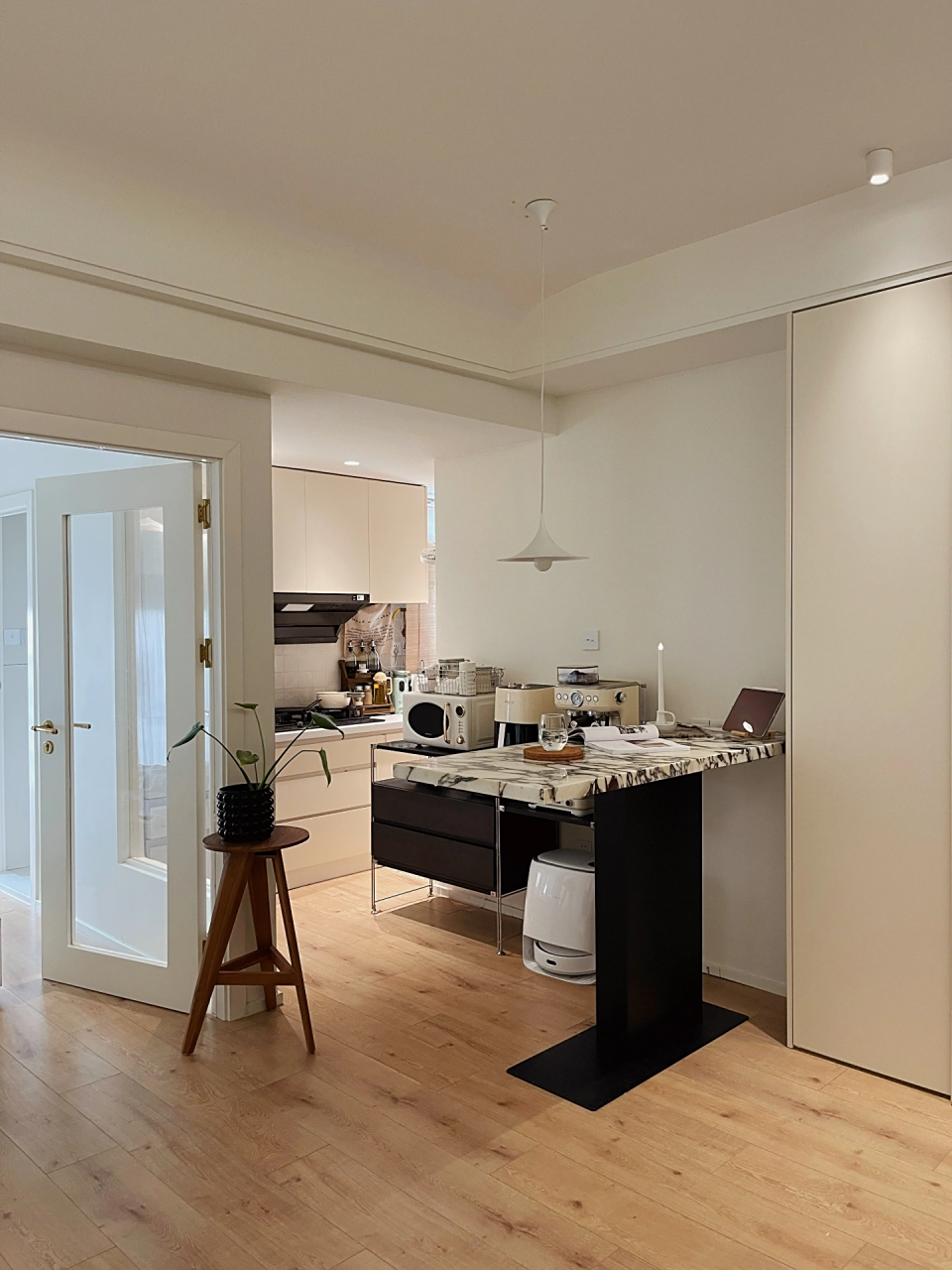 我家套内36平米,厨房仅有2平米 做了开放式的 没有那么闭塞.