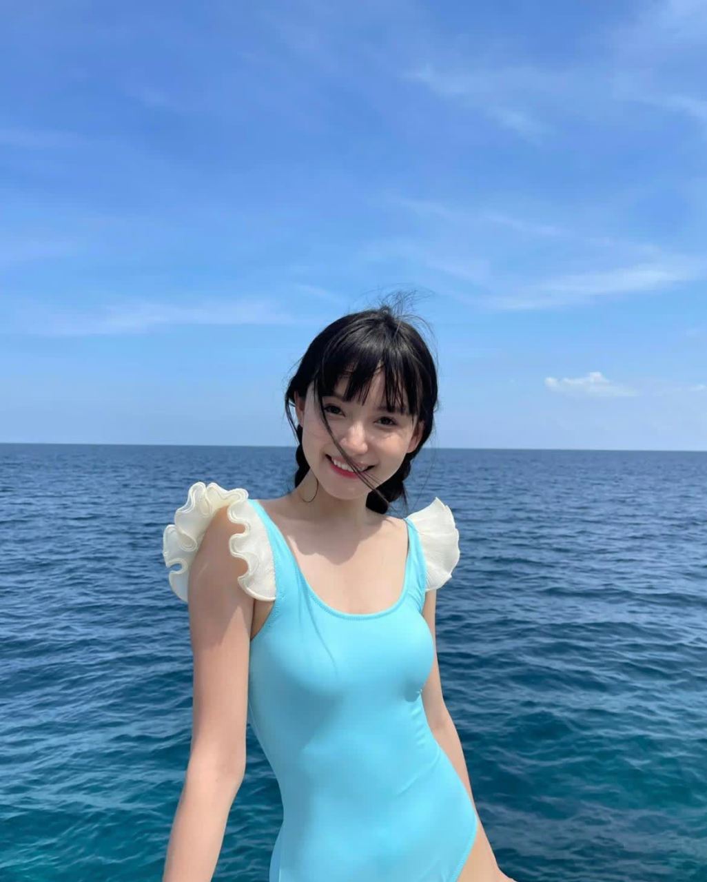 天,海,美女相互交织,蓝天白云,碧波荡漾,笑容如花,美景美人更是美不胜