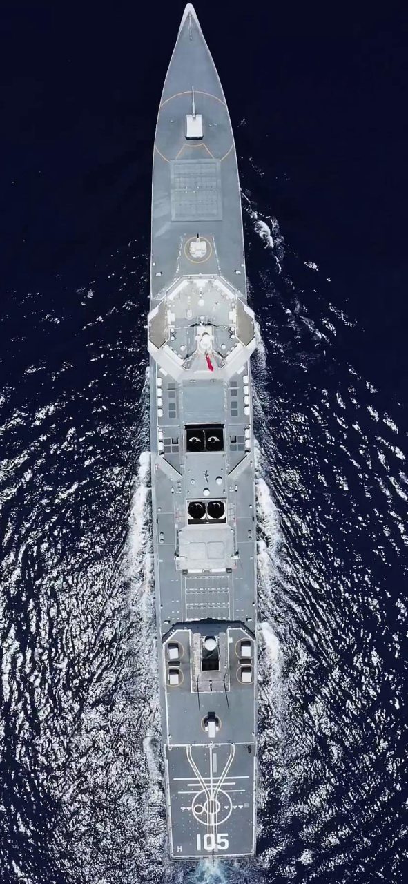 055万吨大驱"105大连舰"俯视组图公开,压迫感十足的庞大舰体长约180米