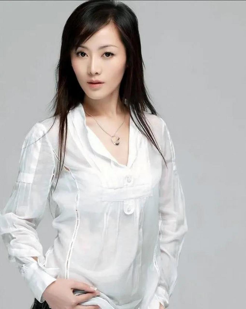 颜丹晨这是找到了失散多年的姐妹了吧,这么看颜丹晨和车永莉真像亲