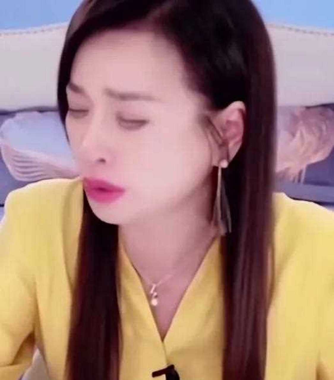 有一次,张庭在直播时忍不住哭诉卖惨:"你知道我有多努力吗?