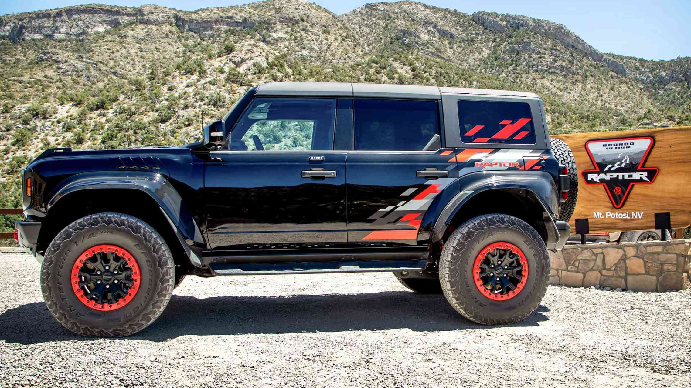 2024款福特 bronco猛禽橙色套件版,轮毂,拖钩和尾部的方格图案都采用