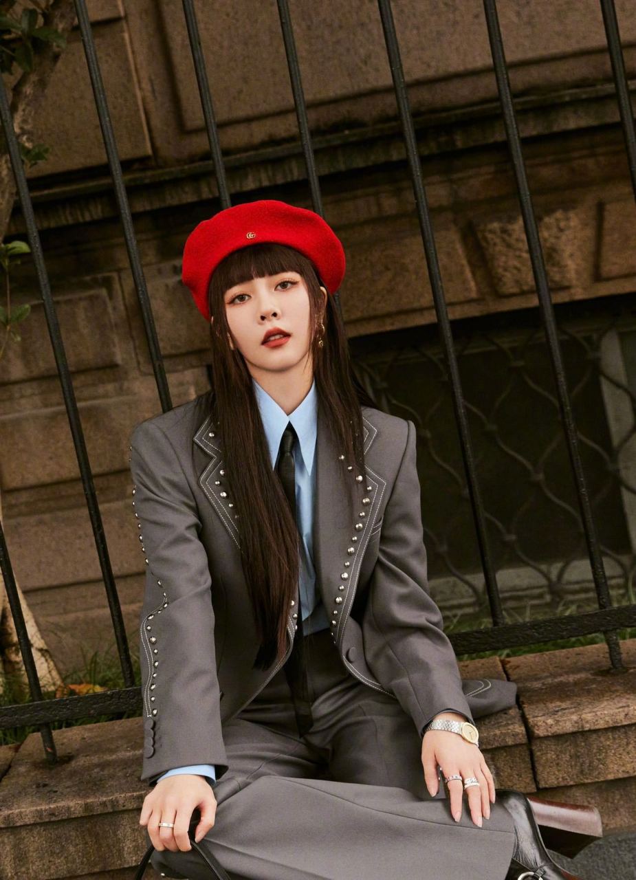 宋妍霏齐刘海贝雷帽造型,深灰套装质感与气场兼具,铆钉点缀更添甜酷