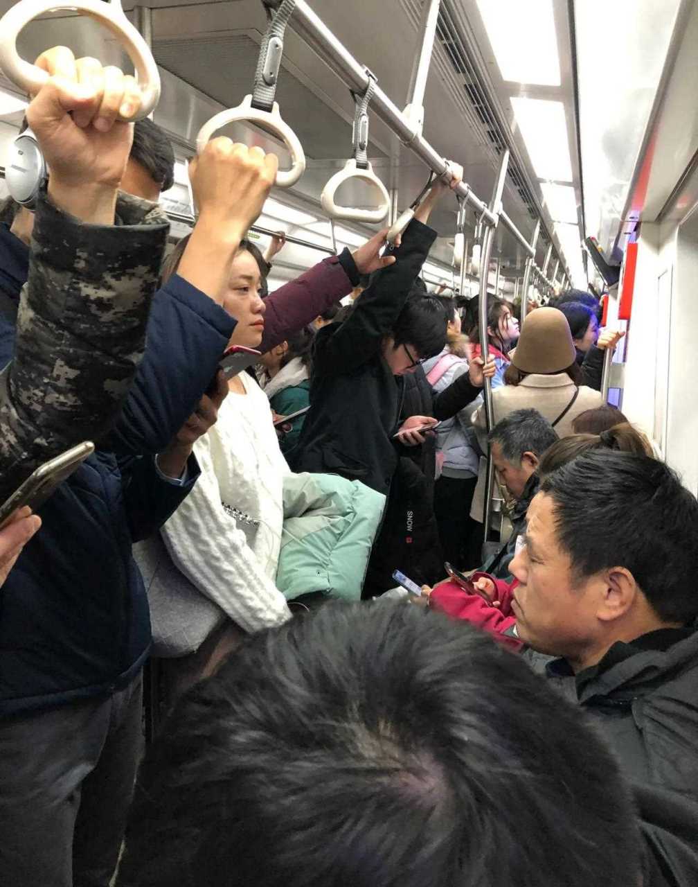 北京的地铁,真的是一个"挤"字了得.斯文一点的话,根本挤不上车啊.