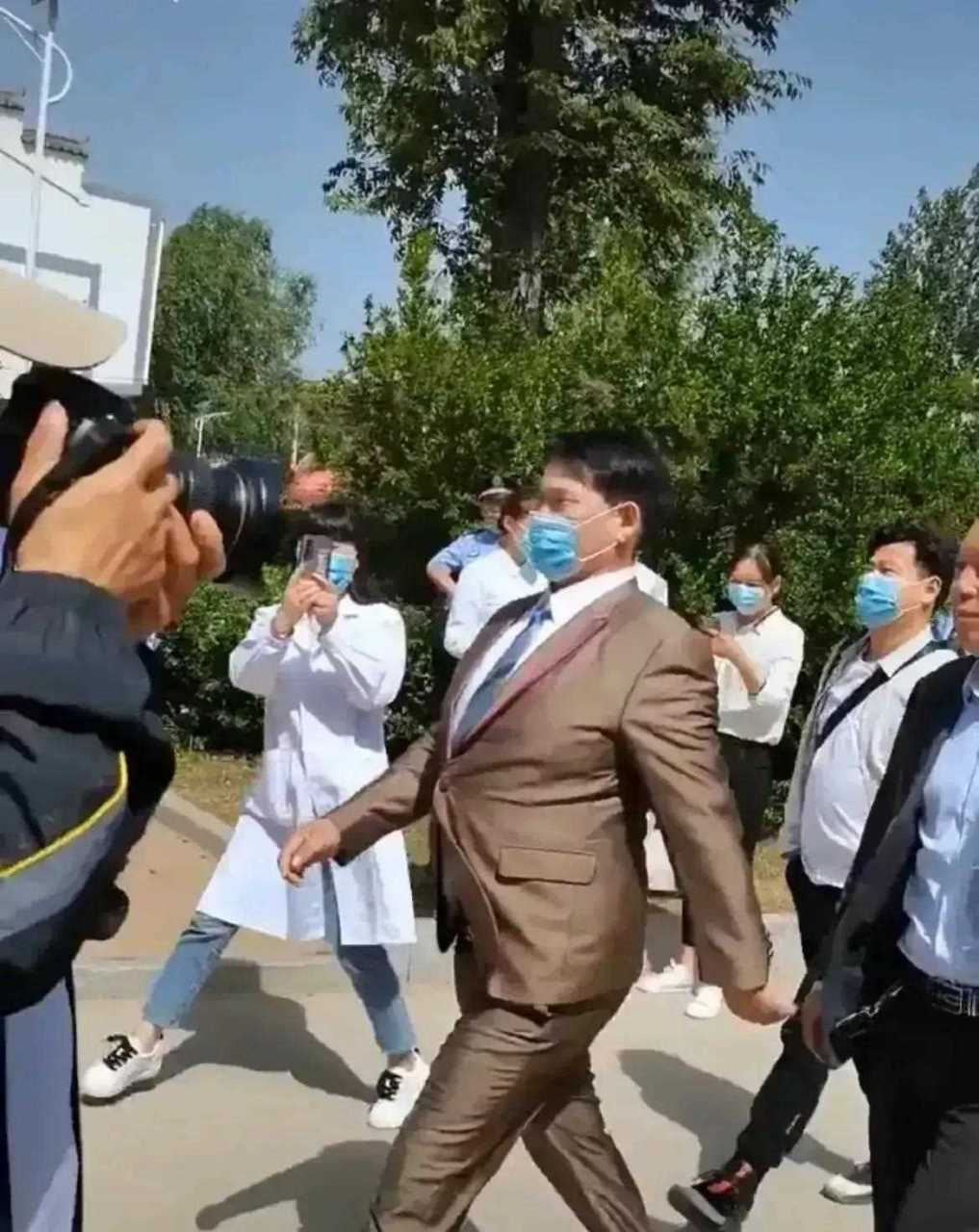 大衣哥参加商演活动,穿的西装革履,走路趾高气昂!