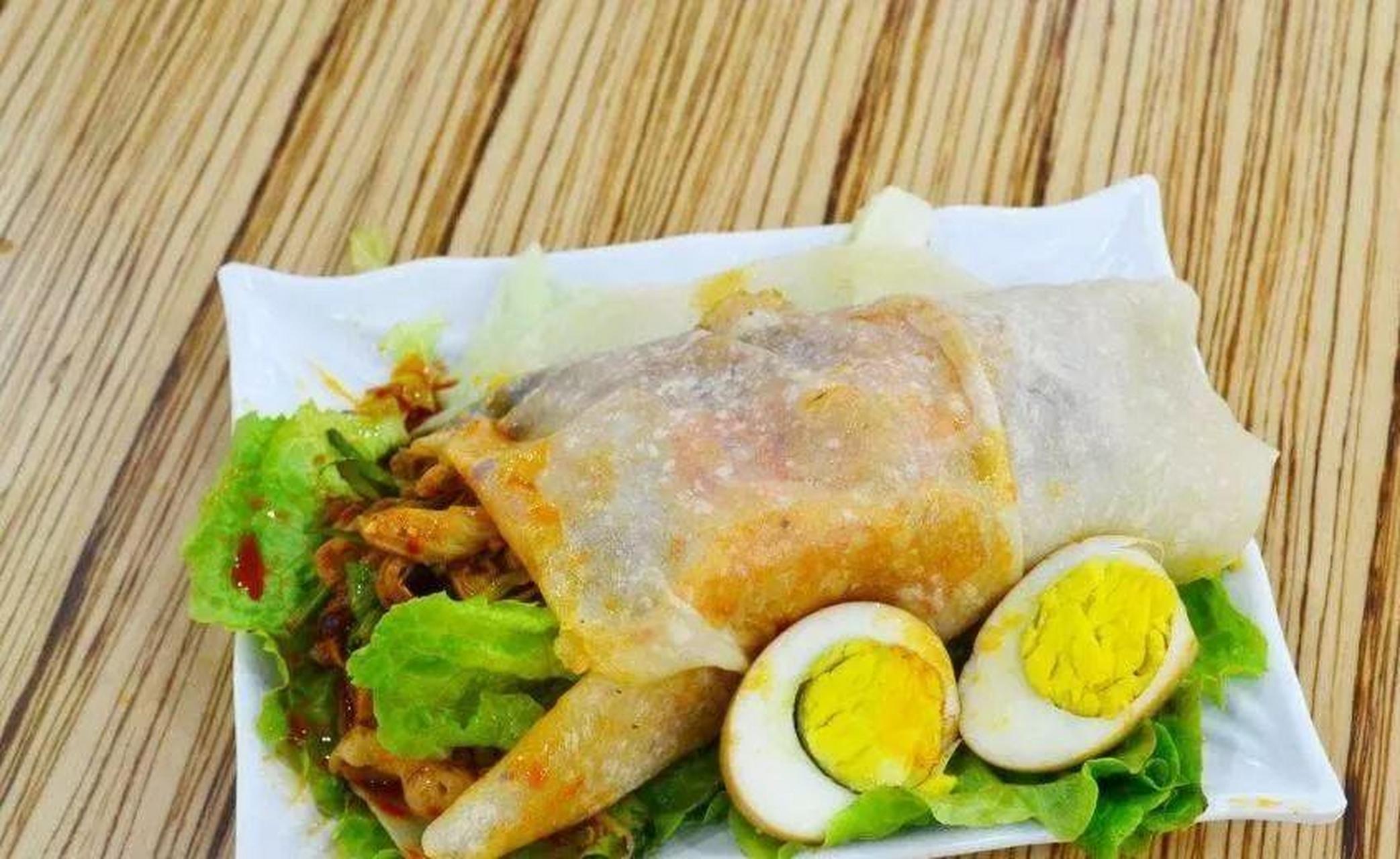 田三卷馍是安徽阜阳著名的汉族小吃,大口咬下去,软嫩的馍皮,清爽的