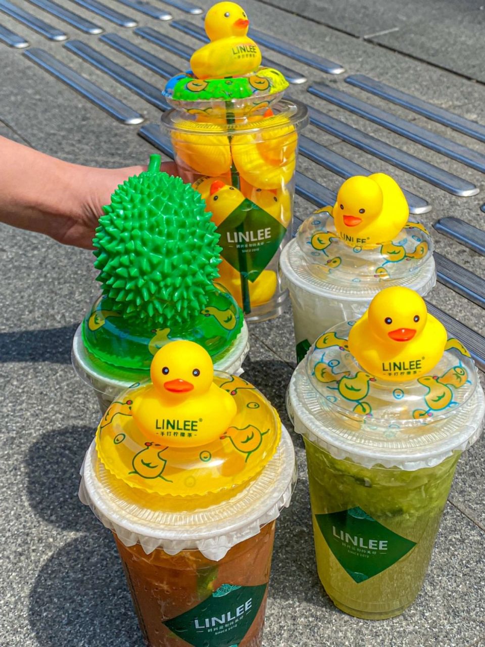 买了几杯奶茶居然送了一堆小黄鸭玩具!