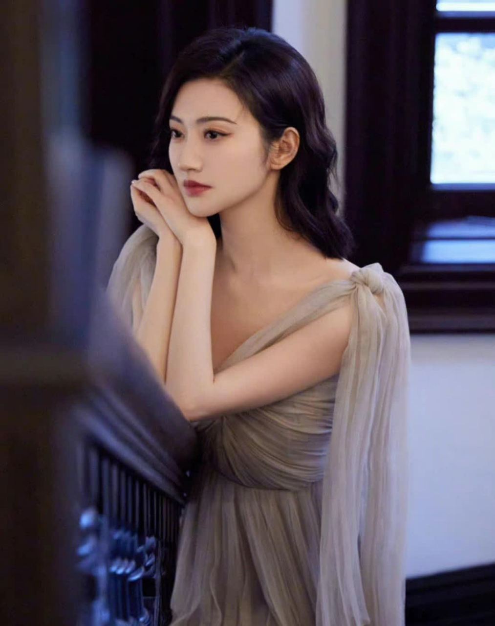 景甜的魅力还是一如既往. 现在景甜的美貌比校花还要高一个层次.