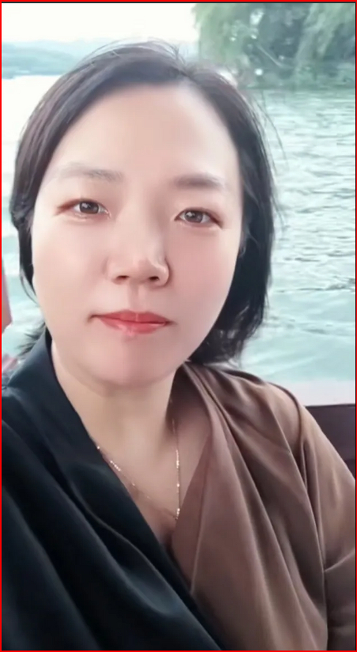 季老师已经到杭州,西湖泛舟,轻松自在,却引起了金果的注意,一大早