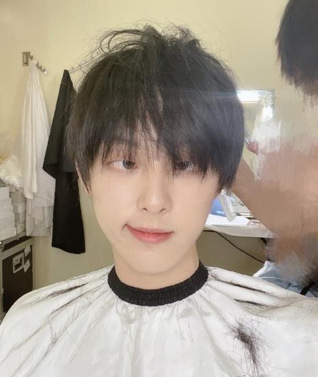 徐新驰接头发 搞怪表情超可爱