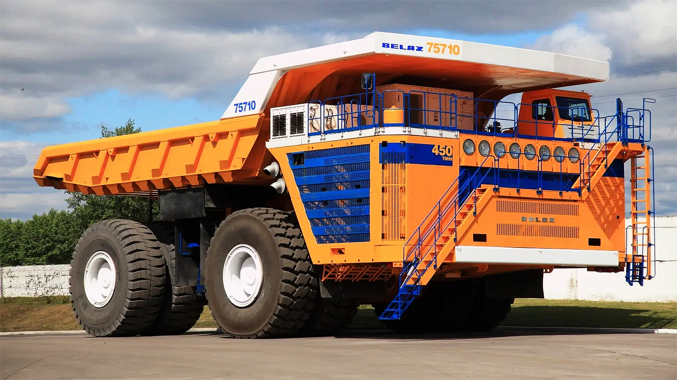 这是全球最大的重型矿用卡车belaz 75710,它采用四轮全驱动模式,最高