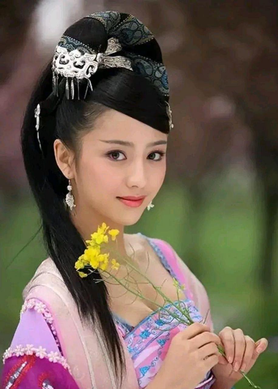 早期的赵飞燕娇媚妩媚,后来的平淡文字清丽动听,将赵飞燕的各种废韵