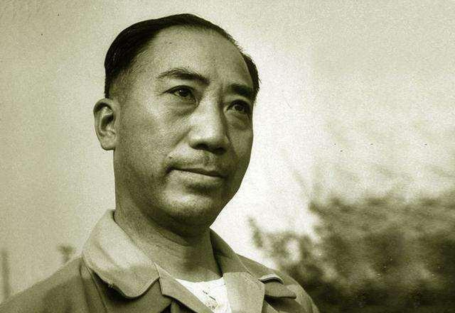 大家都知道,戴笠是军统老大,手下至少有18万便衣特工,7万武装游击队,2