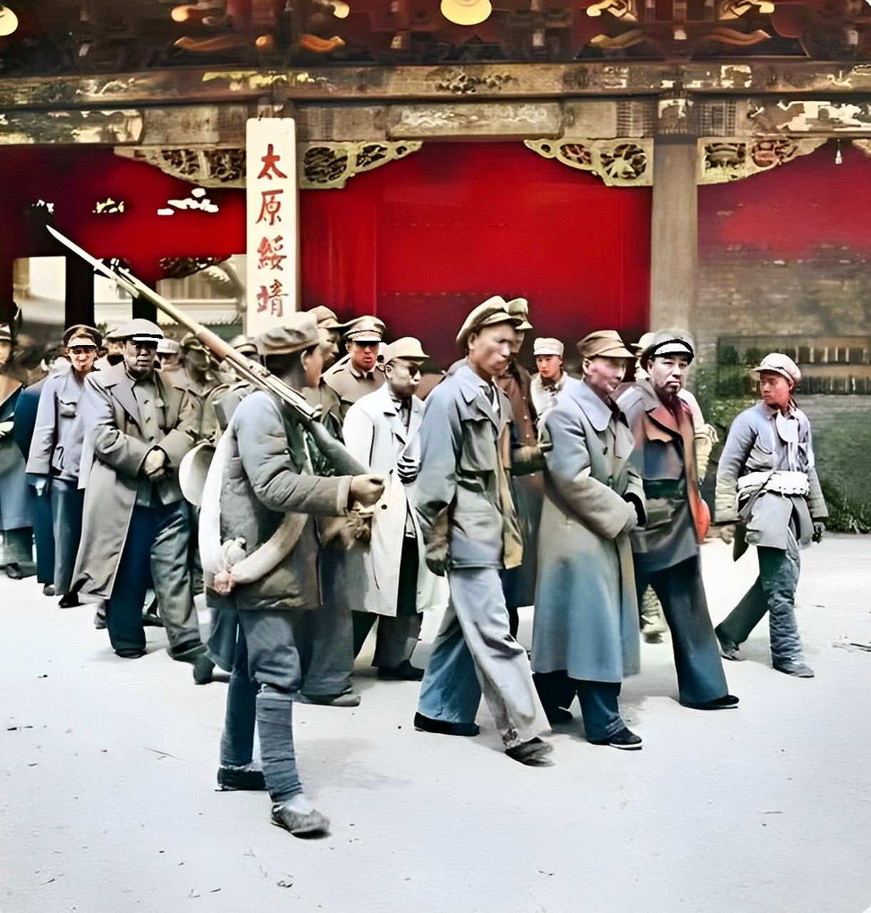 1949年4月,太原战役解放军士兵从绥靖公署押送囚犯.