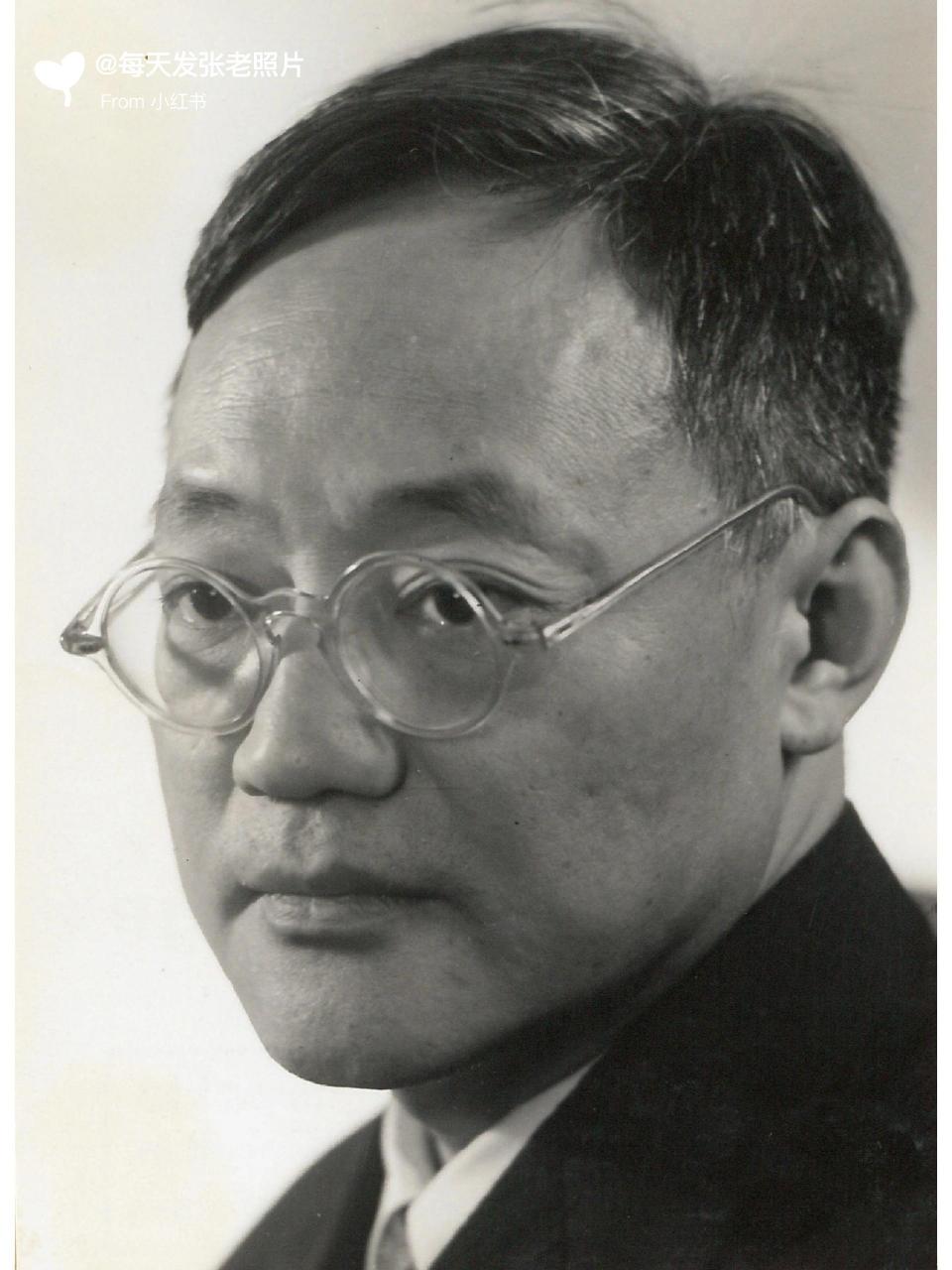 1938年7月,萧珊高中毕业后追随巴金来到广州.