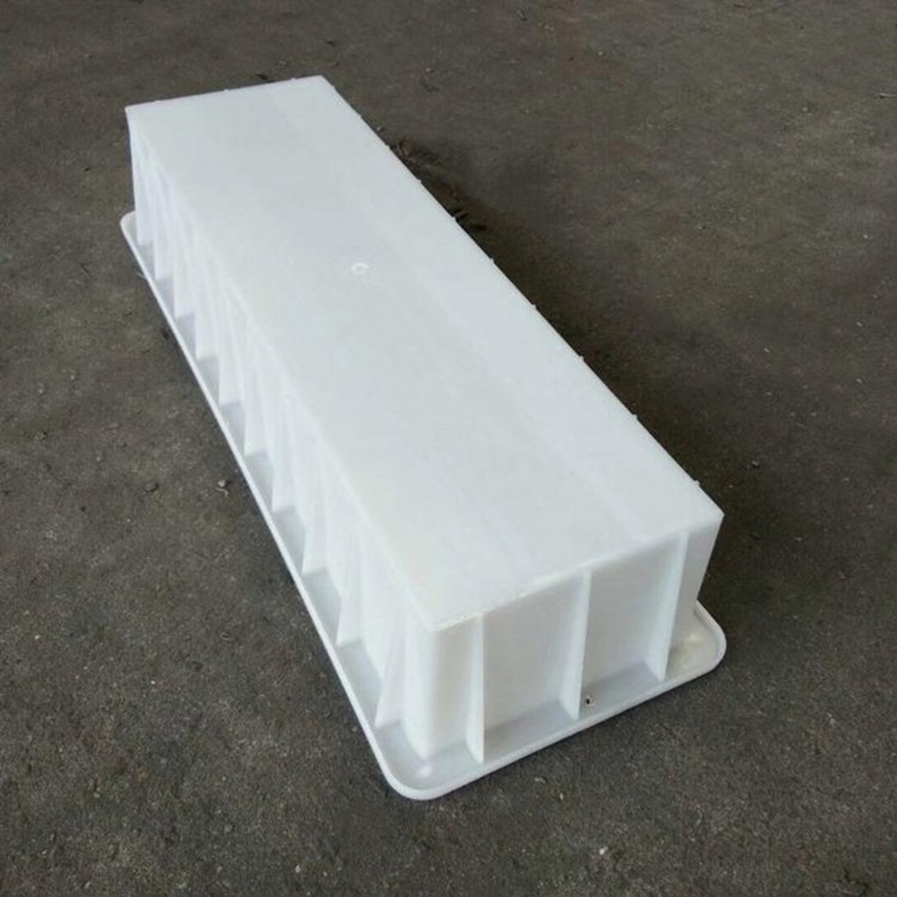 塑料路沿石模具##水泥路沿石模具#  路边石模具是用于路边石预制的