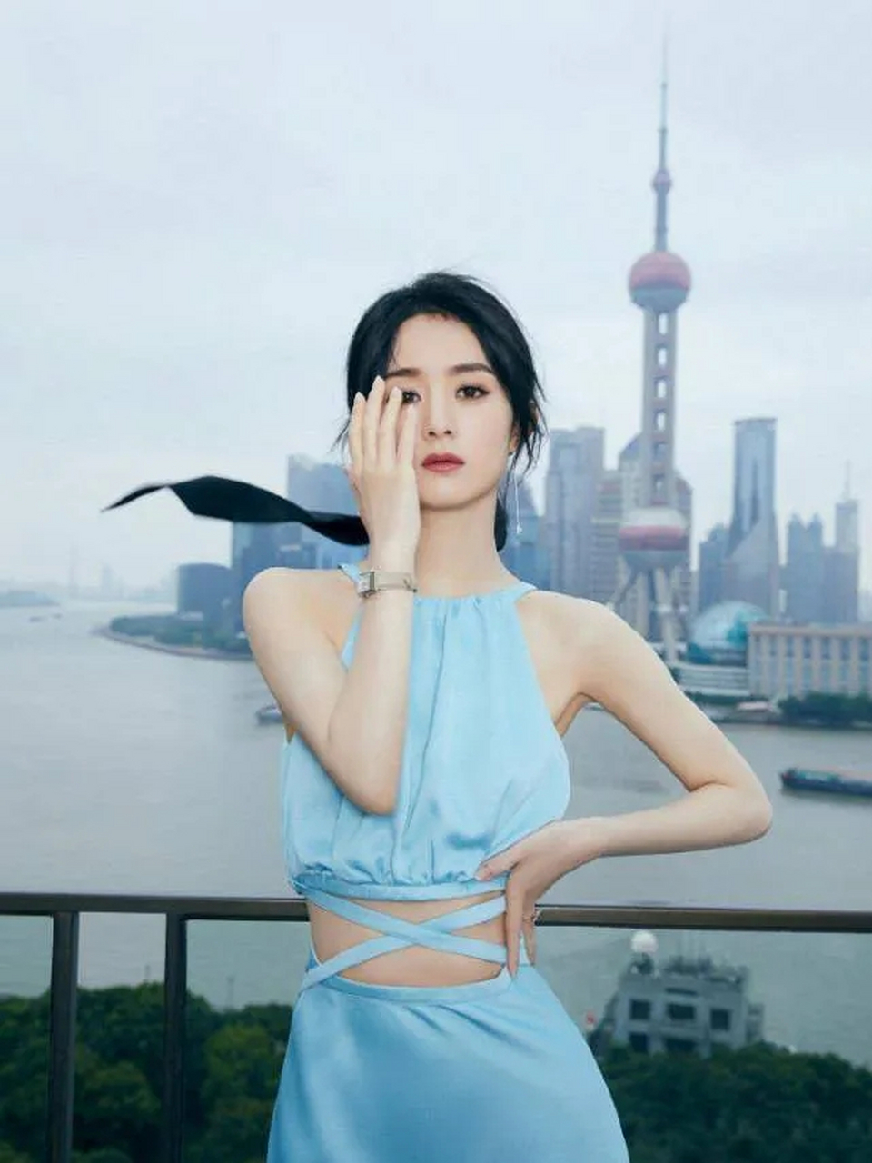 赵丽颖身穿蓝色露腰装 ,腰部马甲线清晰可见,这身材太令人羡慕了!