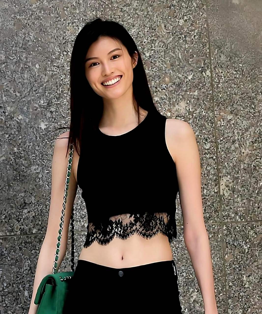 何穗买菜时的姿态就像在舞台上走秀一样!