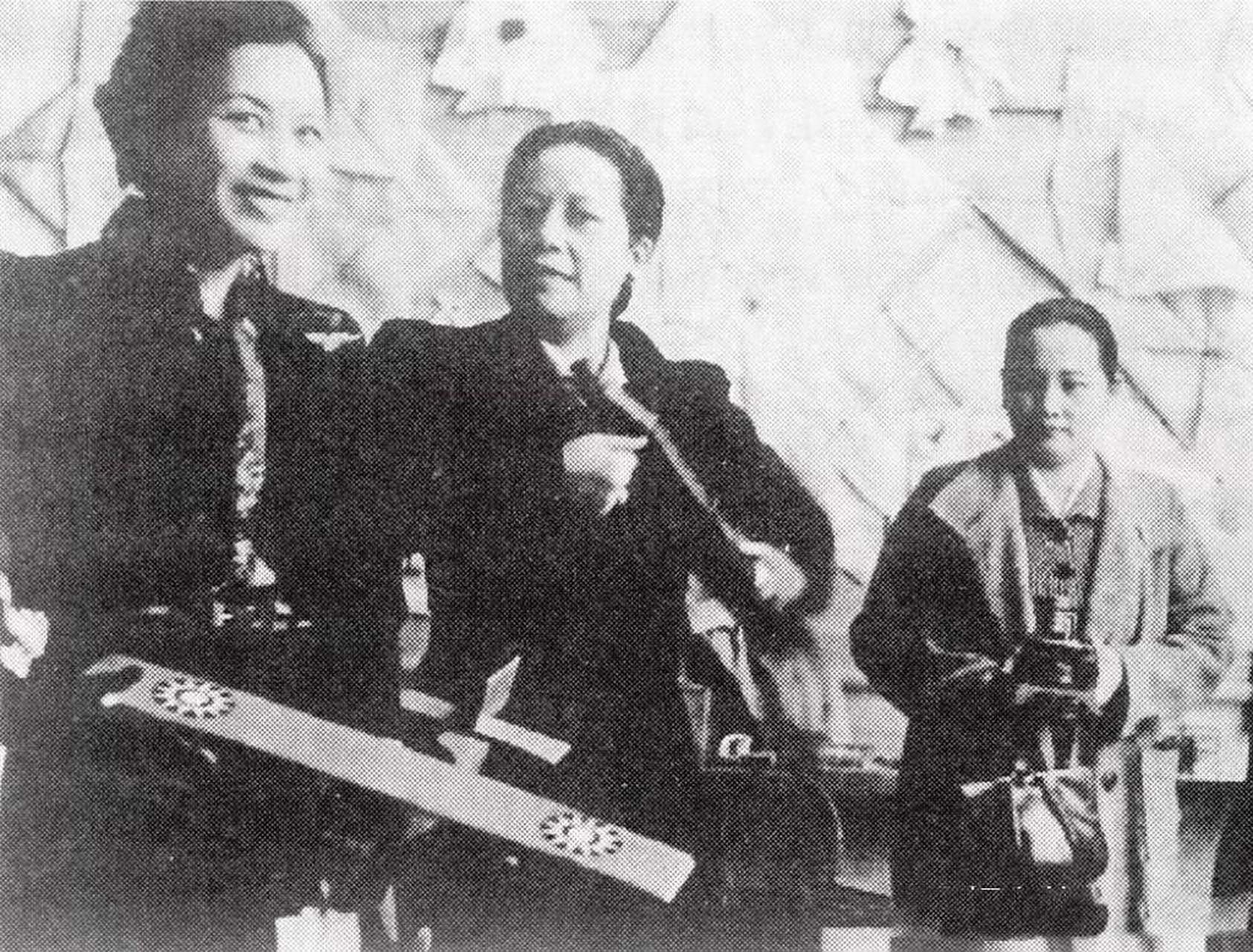 宋氏三姐妹在重庆的一张罕见合影,看起来宋美龄和宋霭龄两人更亲近一