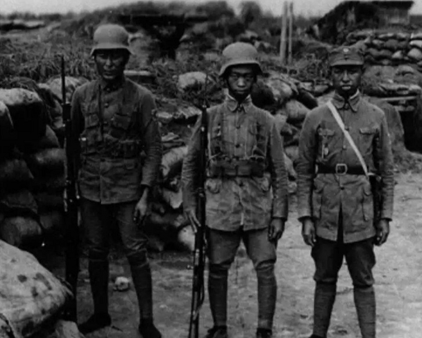 历史老照片: 抗日战争期间,三位国军士兵的留影.