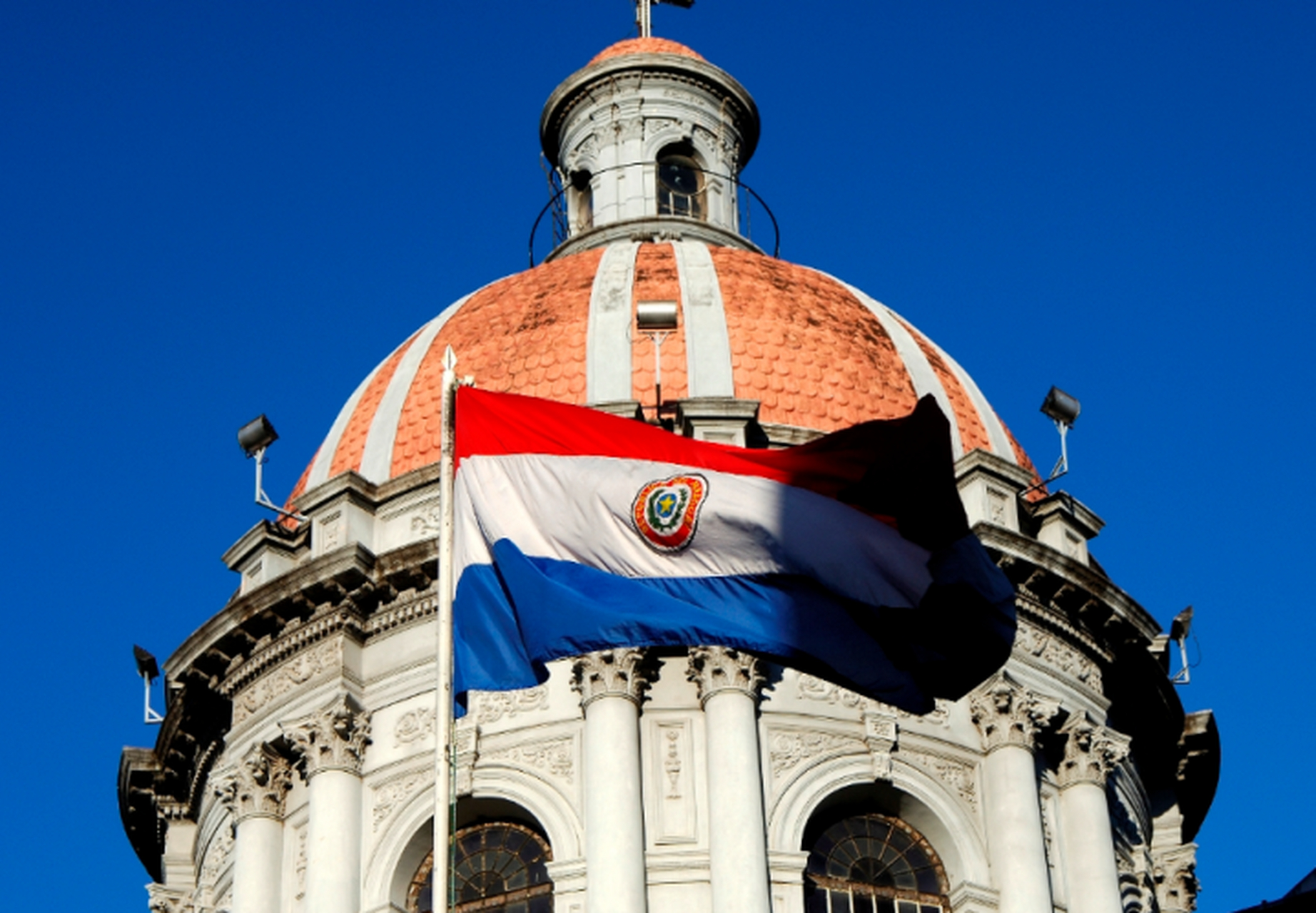 作为台当局目前在南美地区仅存的"邦交国",巴拉圭政府正在面临着一个