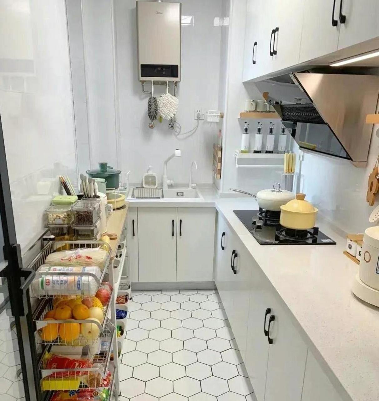 现实和想象总是有差距的,图一才是最真实的厨房