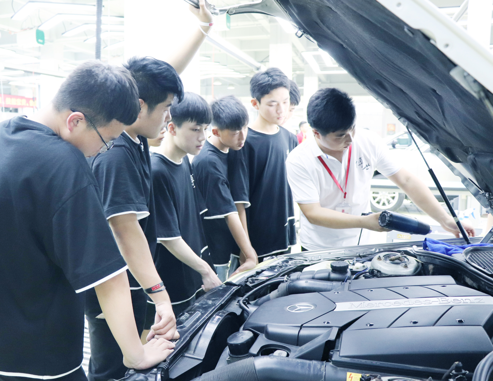 学汽修是去学校好还是去修理厂好?