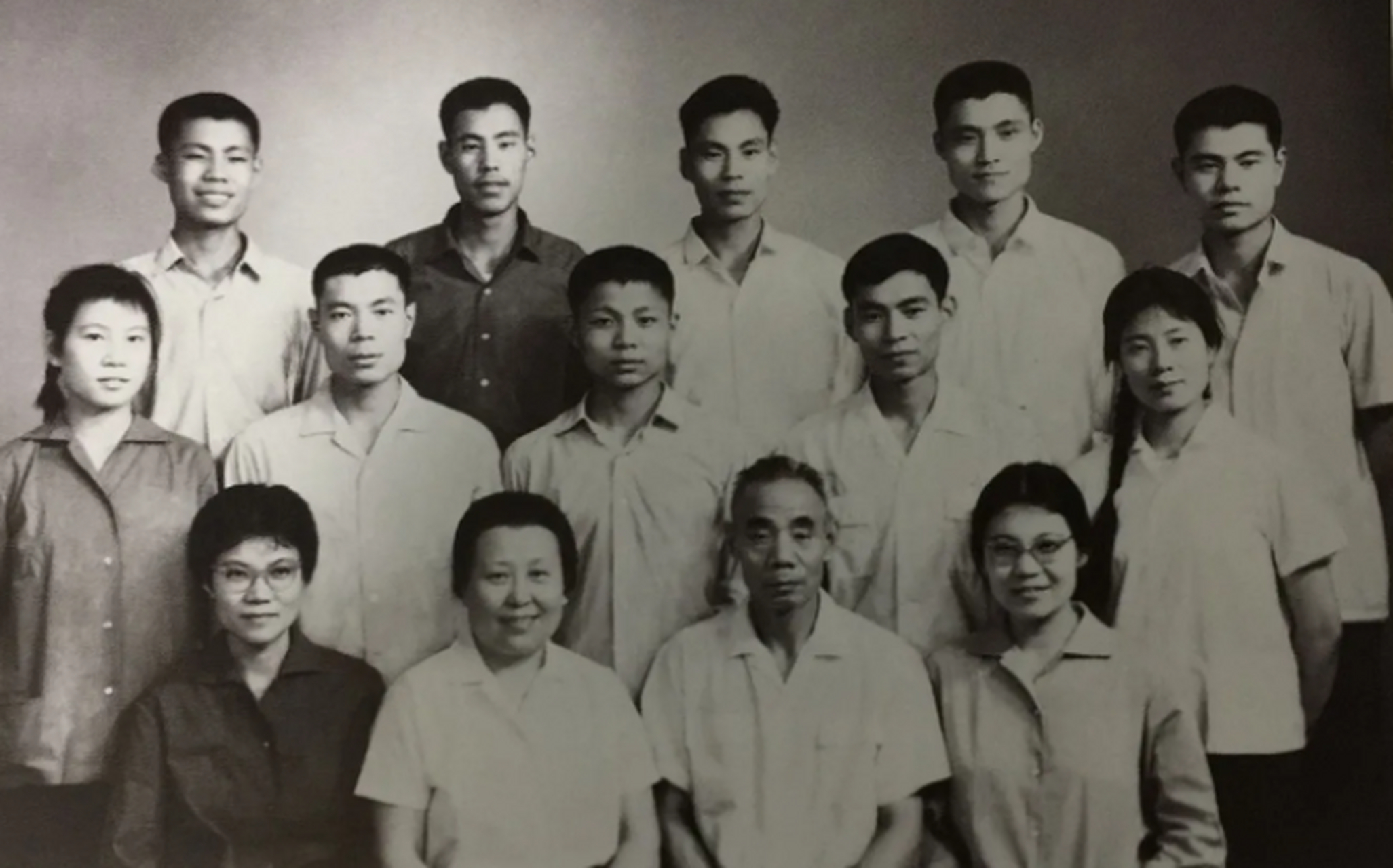 开国中将吴信泉全家福  吴信泉和夫人俞惠如两人育有12个子女.