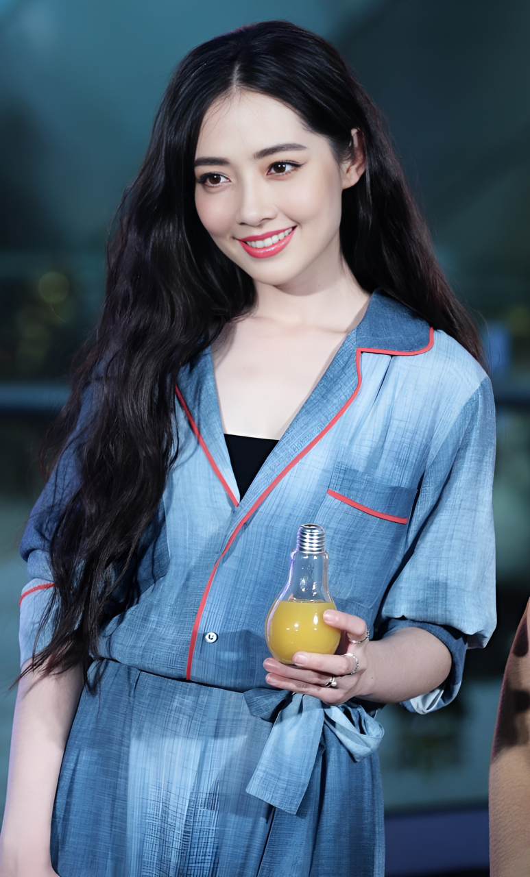 2009年,"港圈太子"向佐爱上已婚的黄婉佩.   向太看着跟儿子离婚的黄