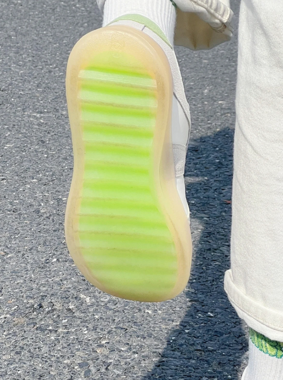 这款果冻底德训鞋真的是太特别了,它的鞋底是透明的,让人一眼就能