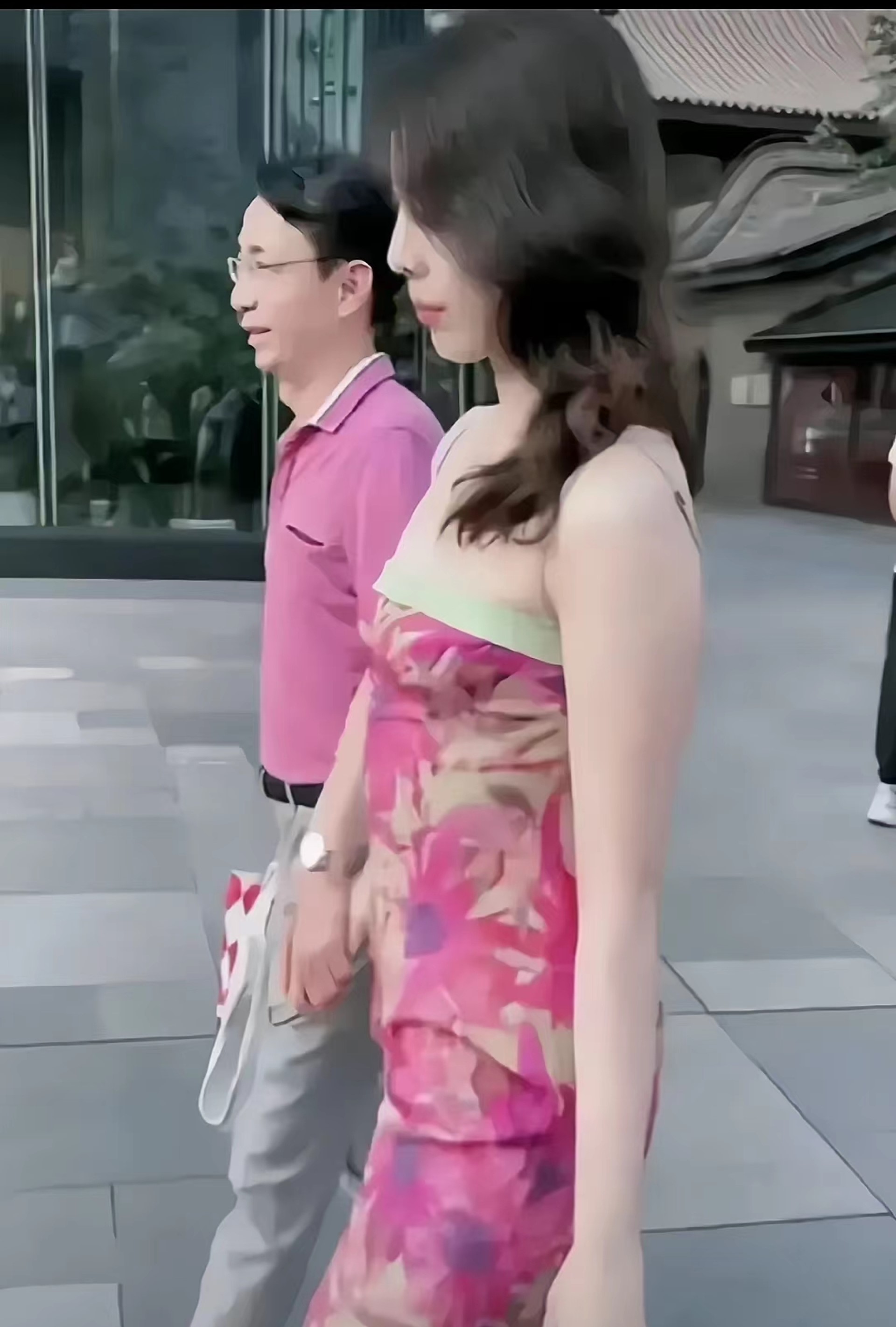 领导在下属家中与娇妻欢愉