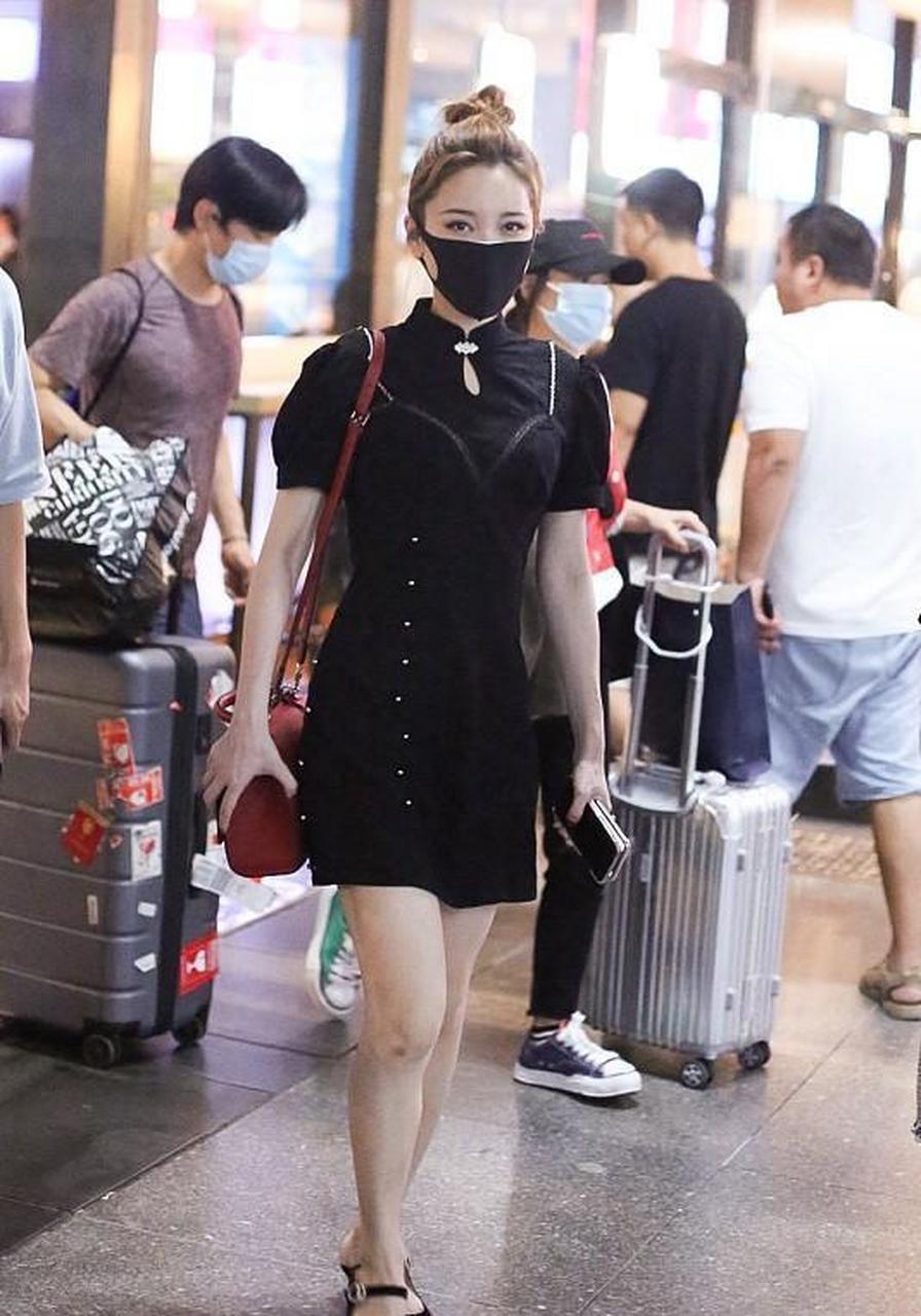 被金莎的"少女身材"迷住了,穿改良旗袍曲线好,甜美又撩人