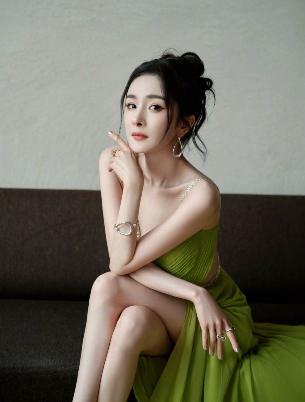 杨幂很少穿露背装,性感又好看.   #ai常创计划# #美女#[尬笑]